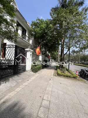 BIỆT THỰ CIPUTRA – ĐƯỜNG 4 LÀN Ô TÔ – SÂN VƯỜN TRƯỚC SAU – GARA RIÊNG RỘNG RÃI